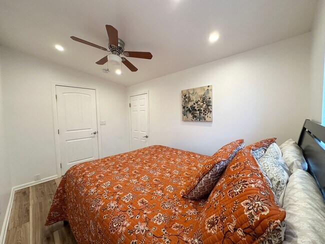 Building Photo - AVAILABLE NOW!! 3 BEDROOM 3 BATHROOM HOME IN JOSHUA TREE!