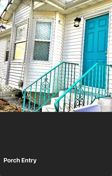 Building Photo - 136 S Oleander Ave