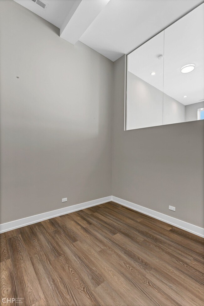 Building Photo - 2443 N Western Ave