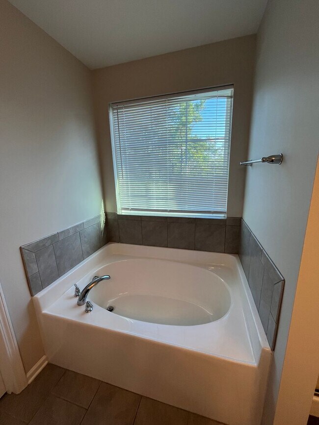 Building Photo - 5040 W Chandler Heights Dr