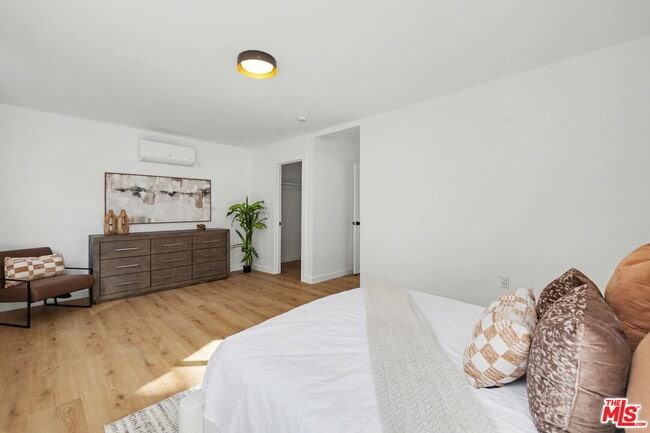 Building Photo - 2831 Overland Ave