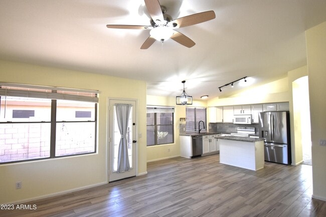 Building Photo - 10230 W Country Club Trail