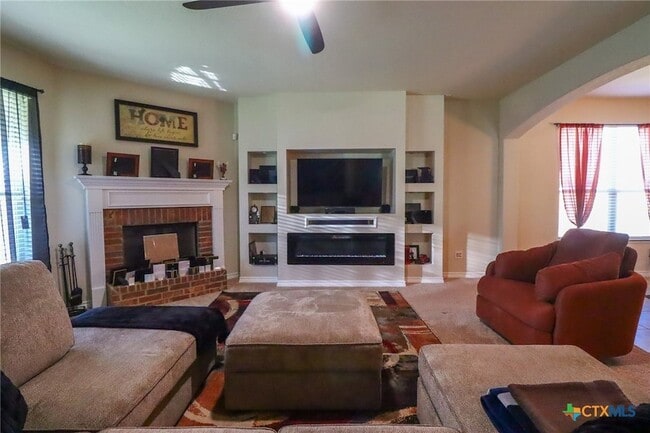 Building Photo - 802 Valentino Dr