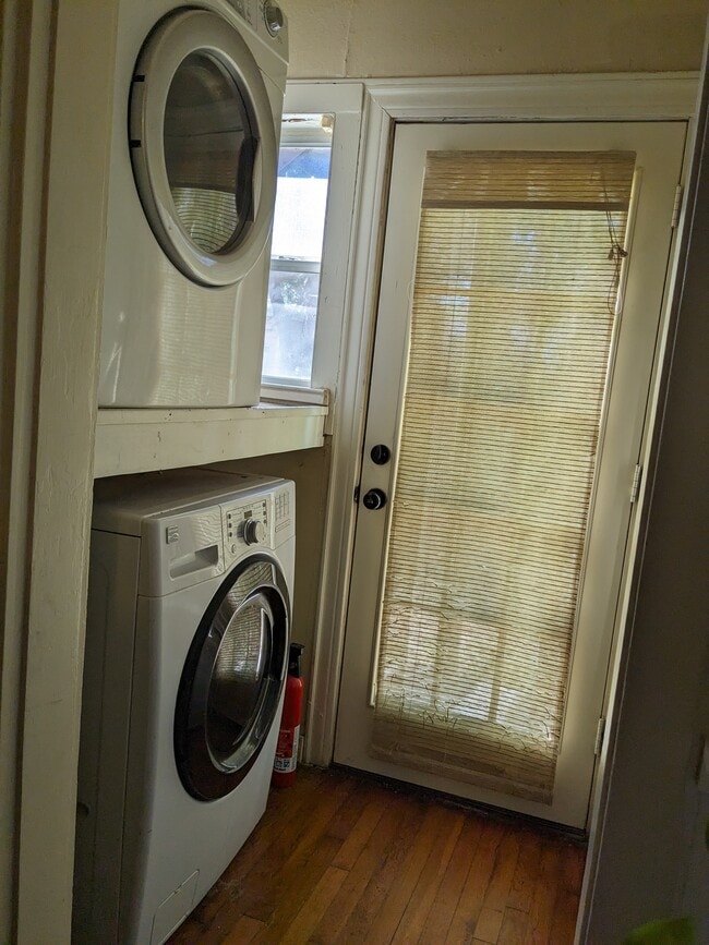 Rear Entrance and Washer/Dryer - 510 W Gramercy Pl
