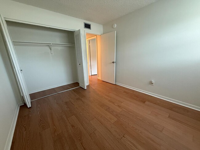 Building Photo - 2525 W Bay Dr