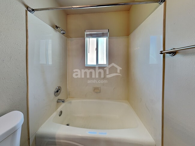 Building Photo - 1121 N 600 E