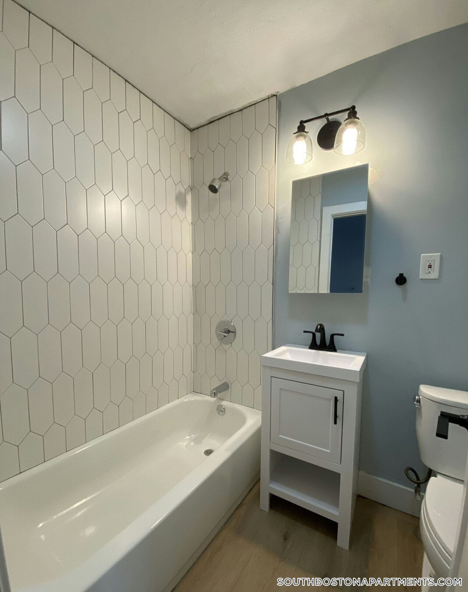 Building Photo - 740 E 7th St