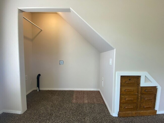 Building Photo - 2 Bed, 1 Bath House with Laundry Across fr...