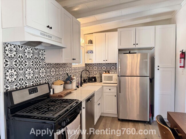 Building Photo - Cozy & Furnished 2 Bed 1 bath Home!