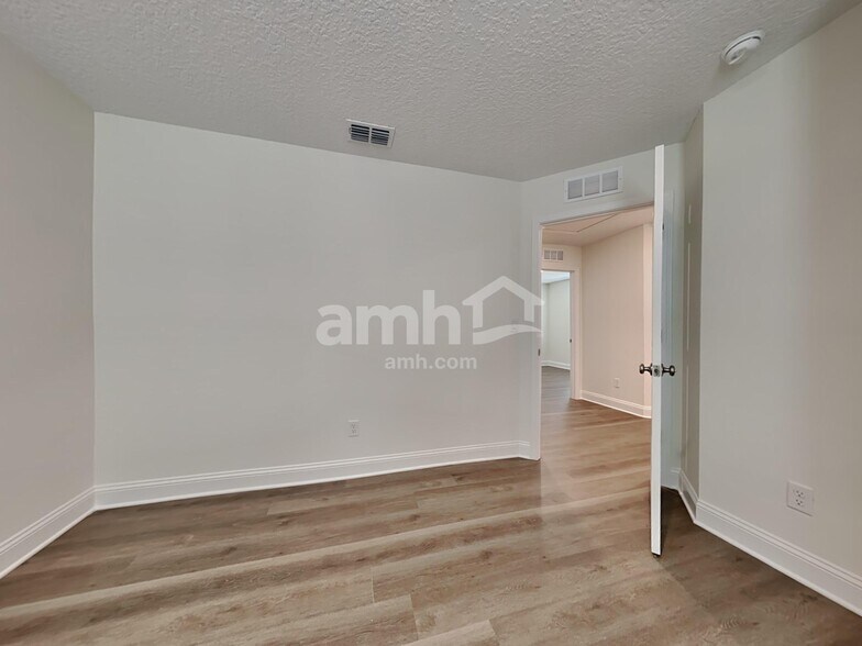 Building Photo - 11632 Hillside Dr