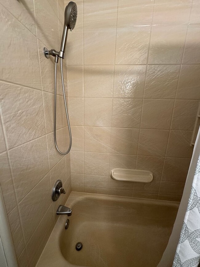 Building Photo - Great Tri-level home