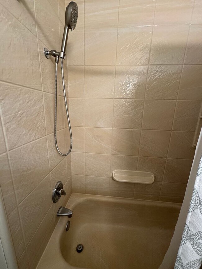 Building Photo - Great Tri-level home-Half of November Free!