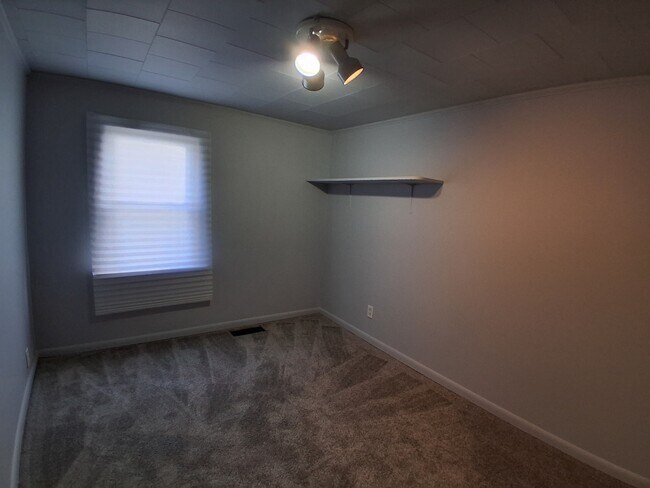 Building Photo - 913 Forrest St