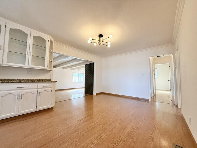 Building Photo - 705 Santa Rita St