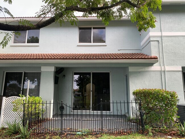 Building Photo - 1925 Alamanda Way