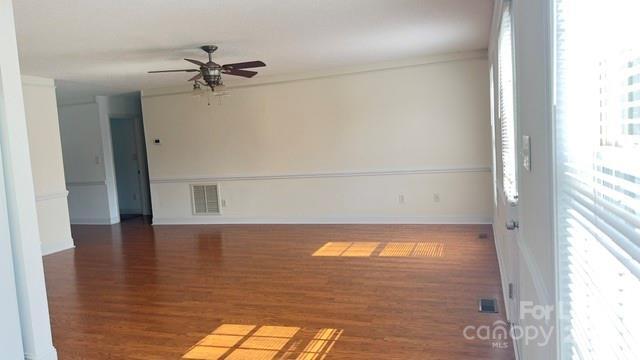 Building Photo - 5316 Oaktree Dr