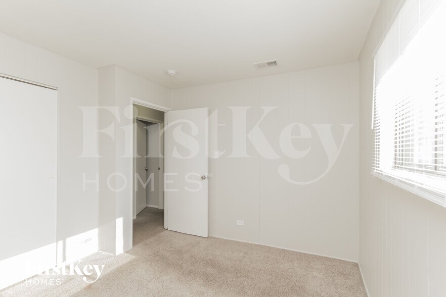 Building Photo - 17031 S 88th Ave