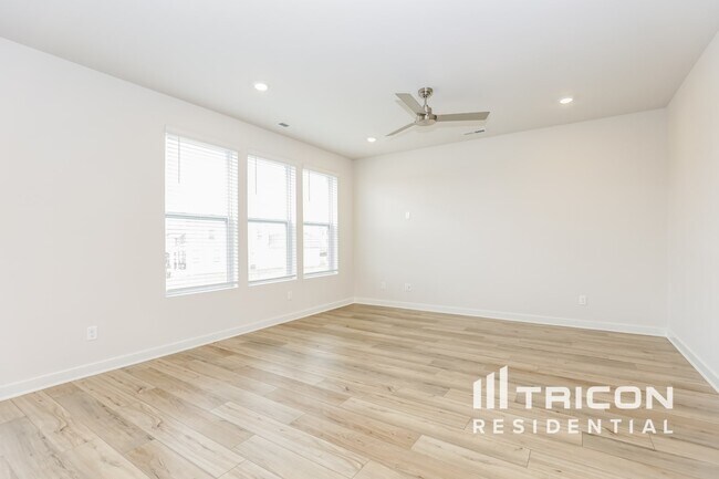 Building Photo - 350 Park Glen Dr