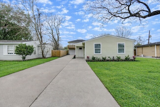 Building Photo - 6603 Narcissus St