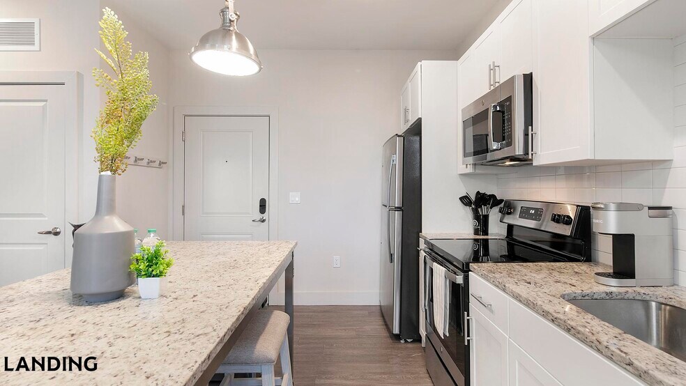 Building Photo - 5885 Lakehurst Dr