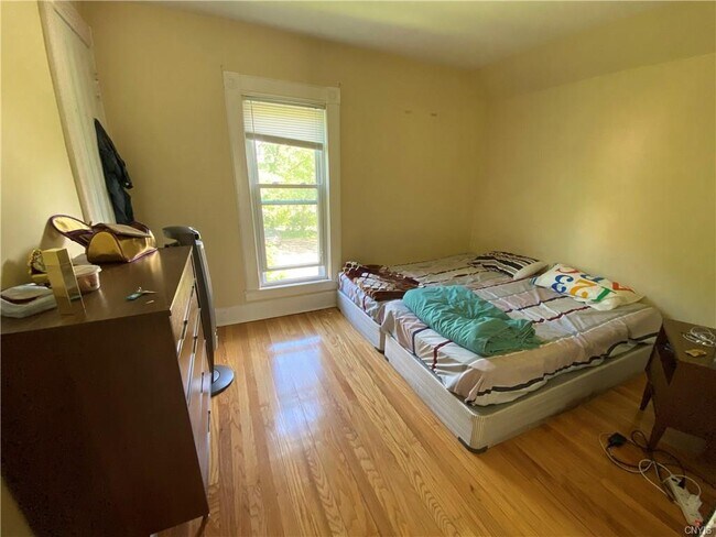 Building Photo - 208 Bassett St