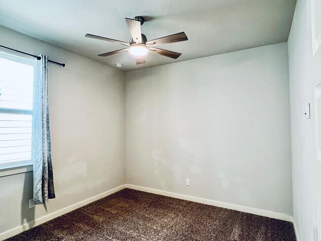 Building Photo - $500 OFF ON FIRST MONTH'S RENT! APPLICATION FEE WAIVED!  Modern 3BD/2BA Home in Blue Ridge Ranch ...
