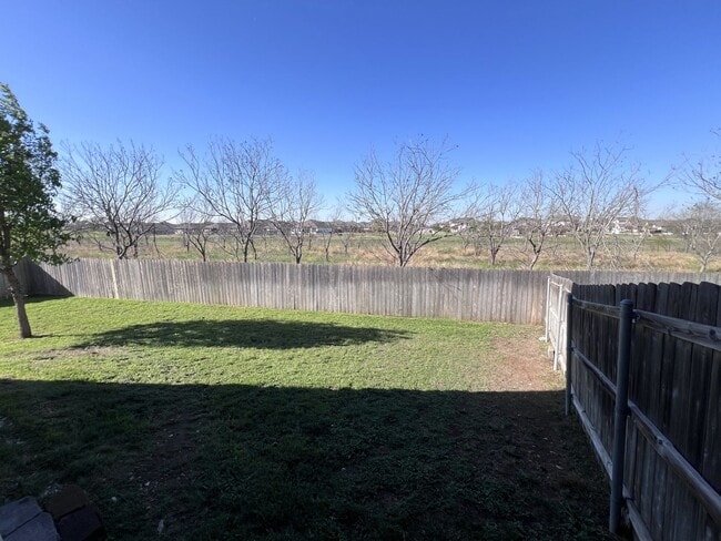 Building Photo - Beautiful Townhouse in New Braunfels!