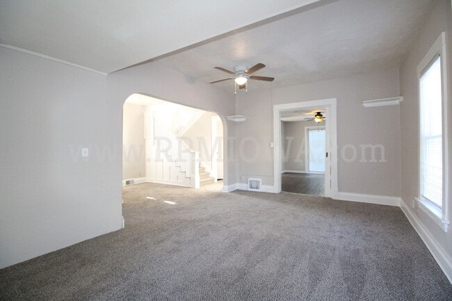Building Photo - CHARMING!! 3 bedroom, 1.5 Bath Home in Des Moines