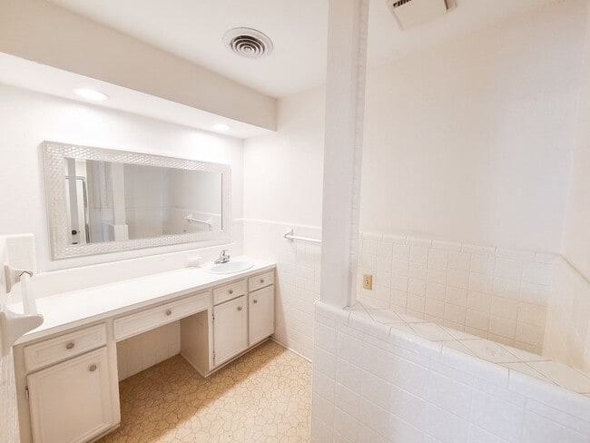 Building Photo - 2900 Goddard Pl