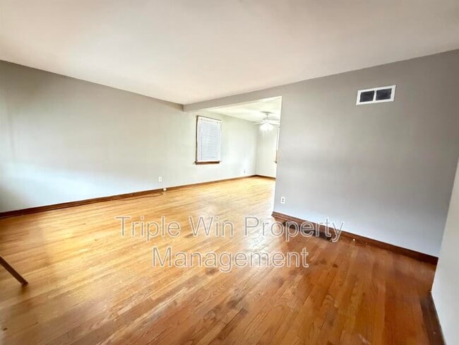 Building Photo - 8664 Belhaven Dr