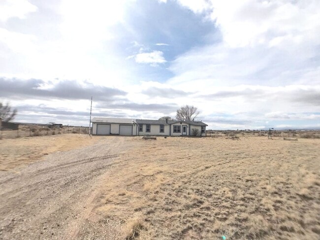 Building Photo - 4 bedroom home in Moriarty. Country Living! Close to I-40.