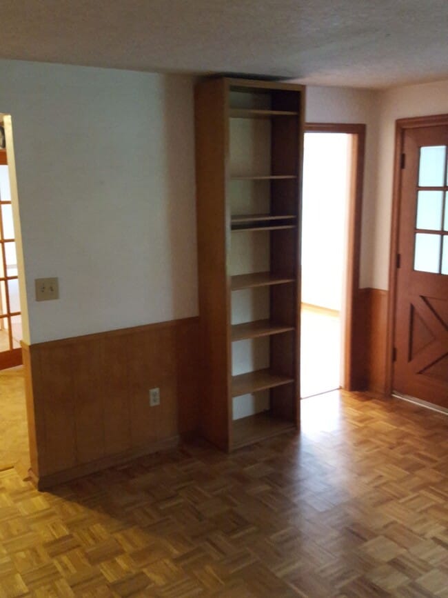 Building Photo - University Place 2bd 2bth, with bonus/office, $2,995 includes yard care and utilities other than ...