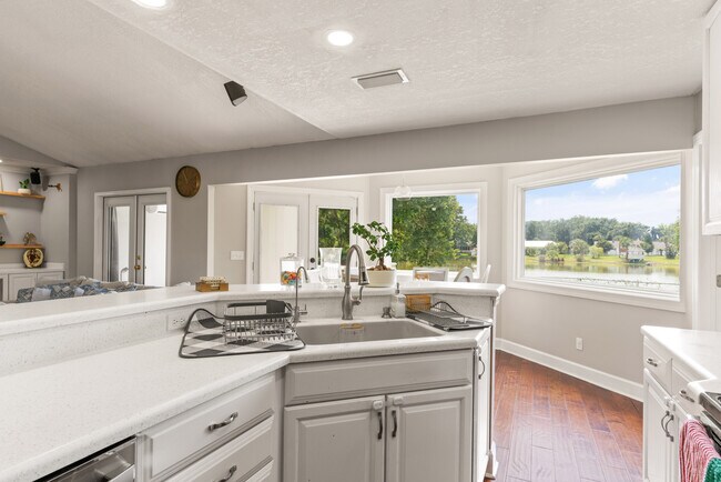 Building Photo - 168 Palmera Ln