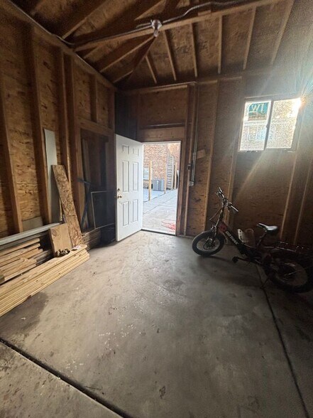 Building Photo - 6733 S Racine Ave