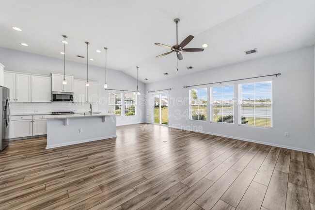 Building Photo - 877 Devon Estate Ave