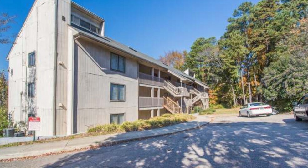 Building Photo - 3035 Huntleigh Dr