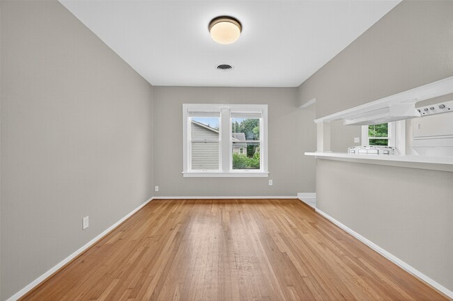 Building Photo - 2343 Wroxton Rd