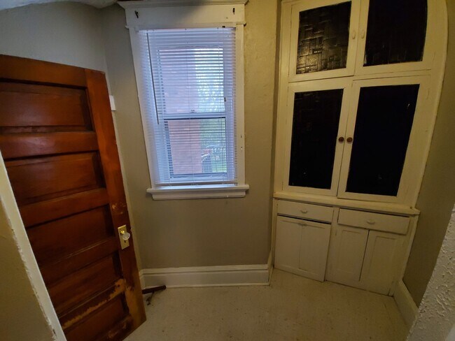 Building Photo - 623-625 N 10th Ave E