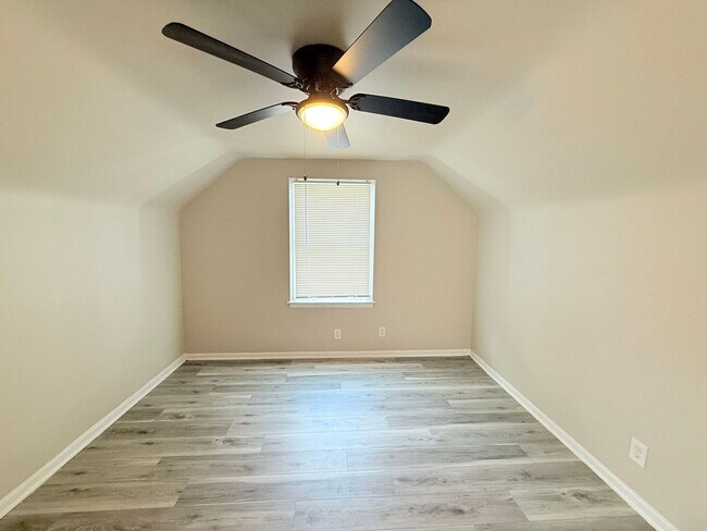 Building Photo - Renovated 3-Bedroom Home – We Welcome Sect...