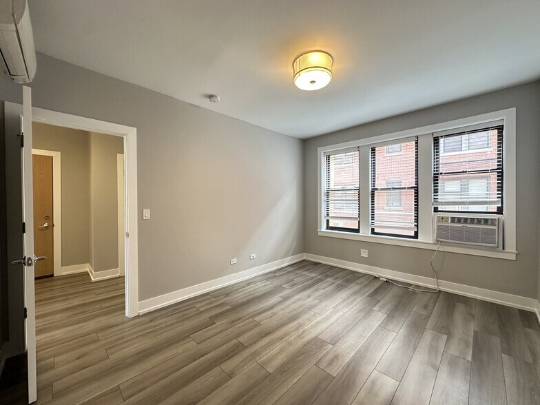 Building Photo - 3946.5 N Janssen Ave