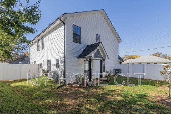 Building Photo - 404 Kirby Dr