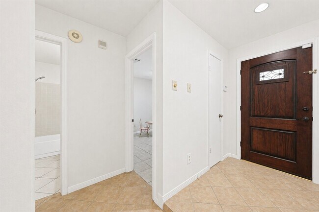 Building Photo - 7518 Alcomita Dr