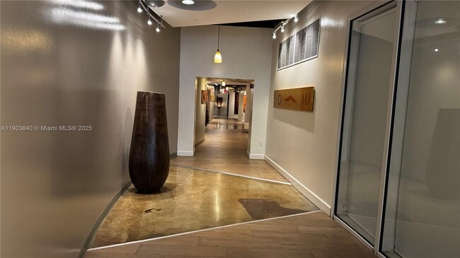 Building Photo - 10 SW South River Dr