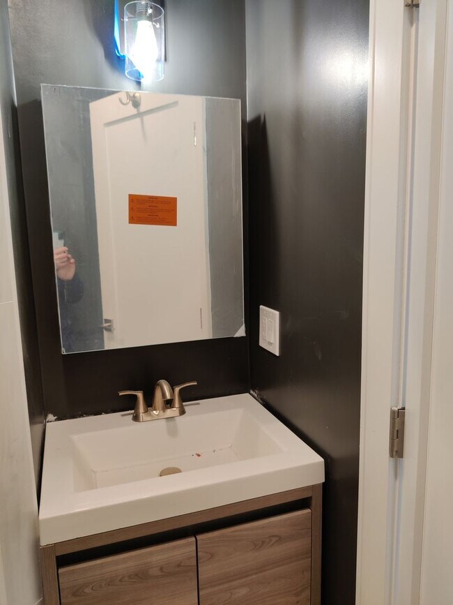 Building Photo - 3 bed 2 Bath on Washington Sq. Central Heat/AC, In-Unit Washer and Dryer, Steps from the T Stop
