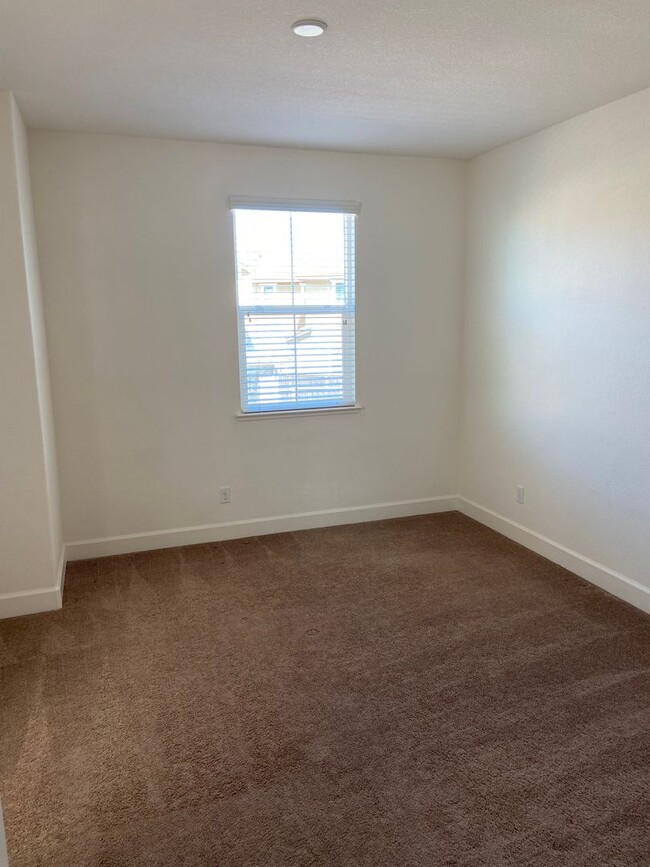 Building Photo - Turnstone Community off Iron Point & Prairie City. 4 Bdrm, 3 Bath - Walk to nature trails, park, ...
