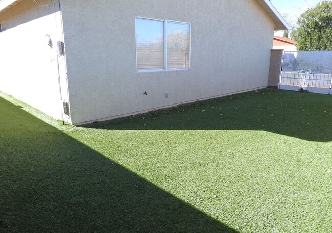 Building Photo - Beautiful 3+2 Corner Lot home near the Golf Course!