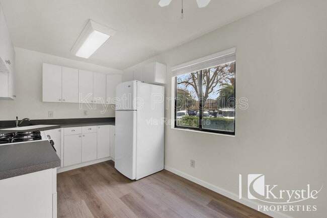 Building Photo - 125 W F St