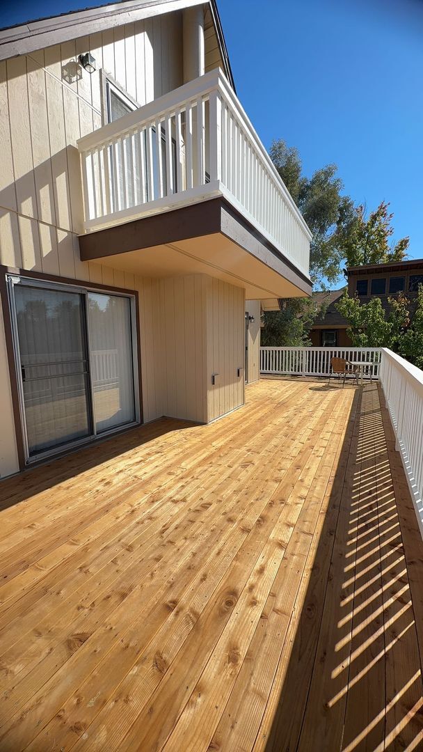 Building Photo - Experience the joy of lakeside living!