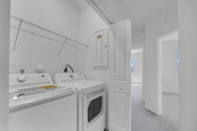 Building Photo - 2425 SE 28th Dr