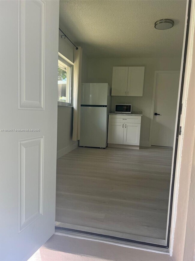 Building Photo - 5004 SW 140th Ct
